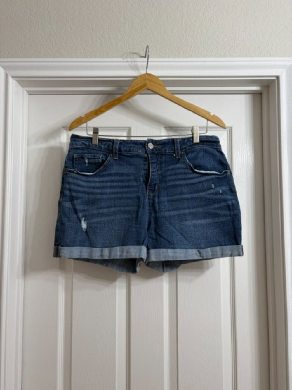 Time and Tru Women's Mid-Rise Denim Shorts, Size 16